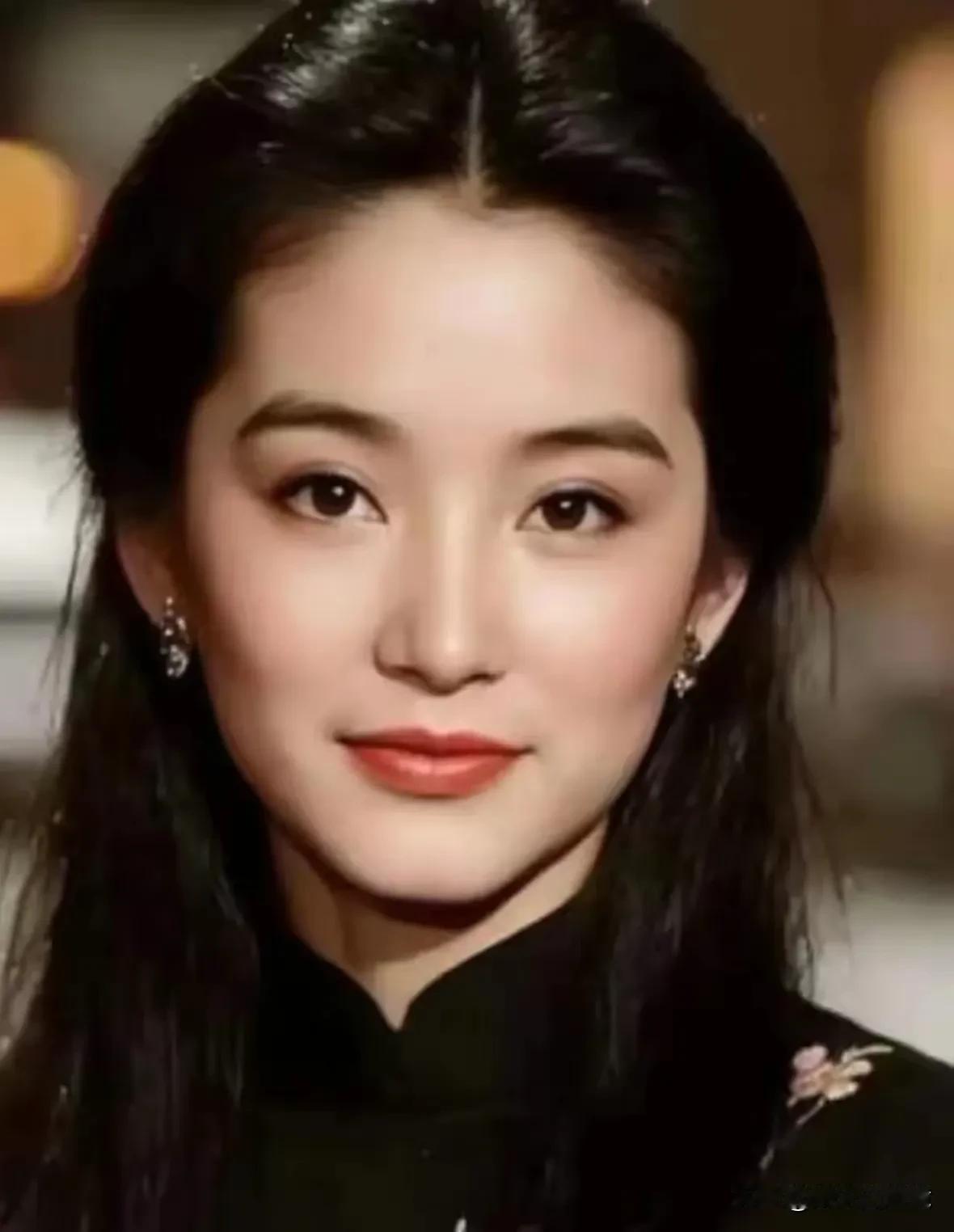 林青霞颜值巅峰时期，确实是美丽绝伦，从这张照片看，她与同时代的港台女明星相比，确