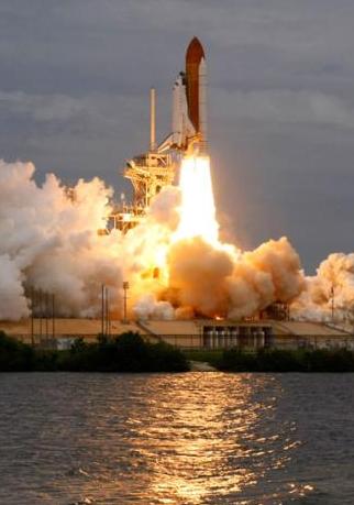 1992年，首对美国夫妻宇航员上天，在完成8天的太空之旅后，记者们急冲冲的抛出问