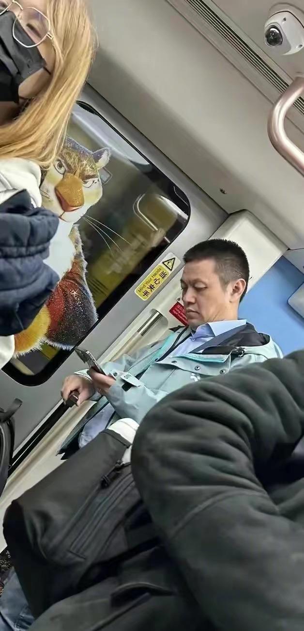 笑不活了，有网友在上海地铁偶遇了蔚来汽车CEO李斌，并提出了自己对李斌的四大疑问