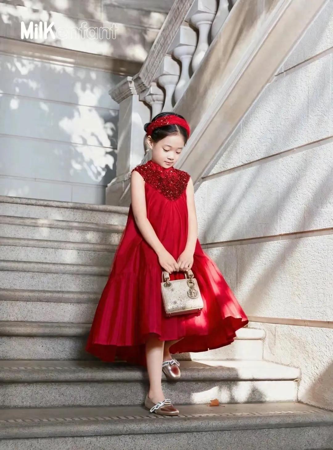 梅婷7岁女儿也来拍大片，穿高定红裙背几万块的包包好贵气，越来越像妈妈了！
小小年