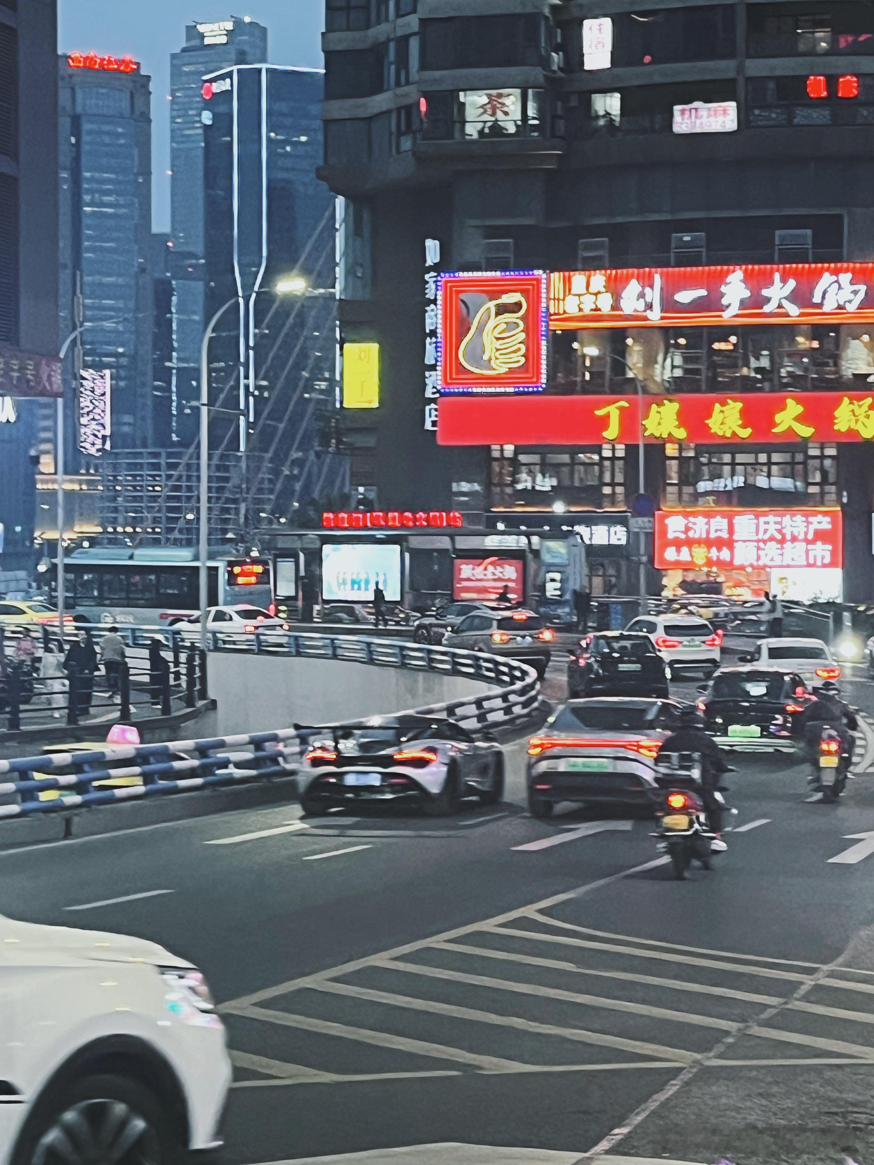 重庆，每来一次都是惊喜。夜景无敌，随手一拍都是港风。最近温度适宜，后面就会很热了