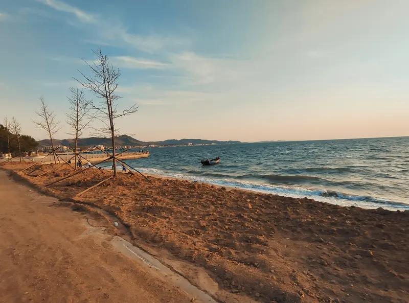 夕阳悬在海平面上，像个大火球，把天空染成橙红色，波光粼粼的海面也被映得通红。我赶
