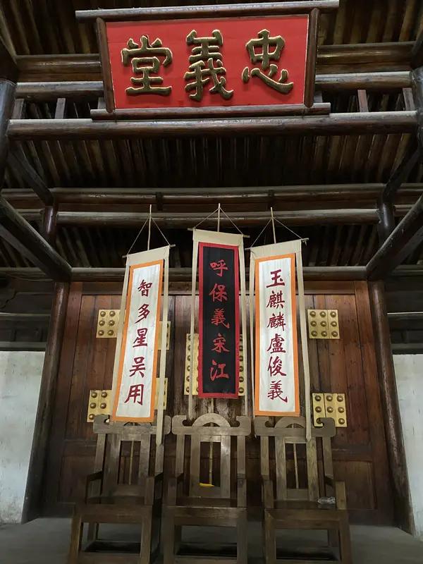 要证明看过《水浒传》，一句话就够。比如“武松打虎景阳冈”，短短几个字，就把武松的