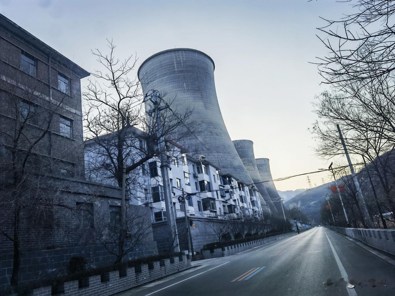 刘慈欣的娘子关

去娘子关，经过刘慈欣曾长期工作过的电厂。
电厂的三个冷却塔喷出