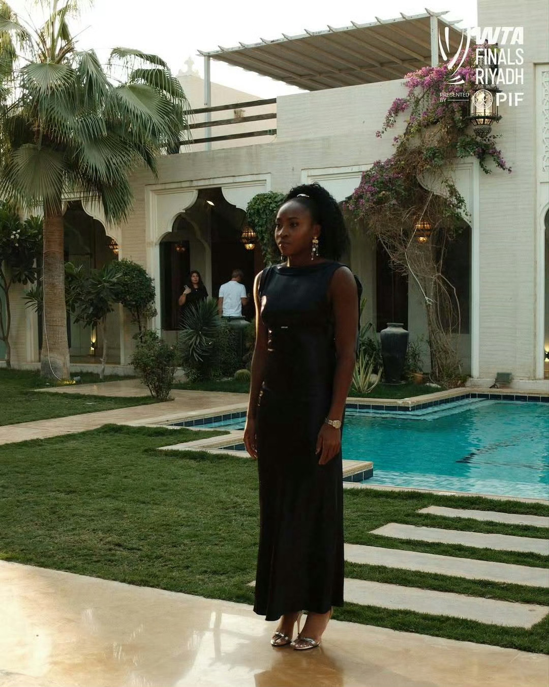 CoCo好乖[你好]莱巴的背影好美[爱慕] ​​​