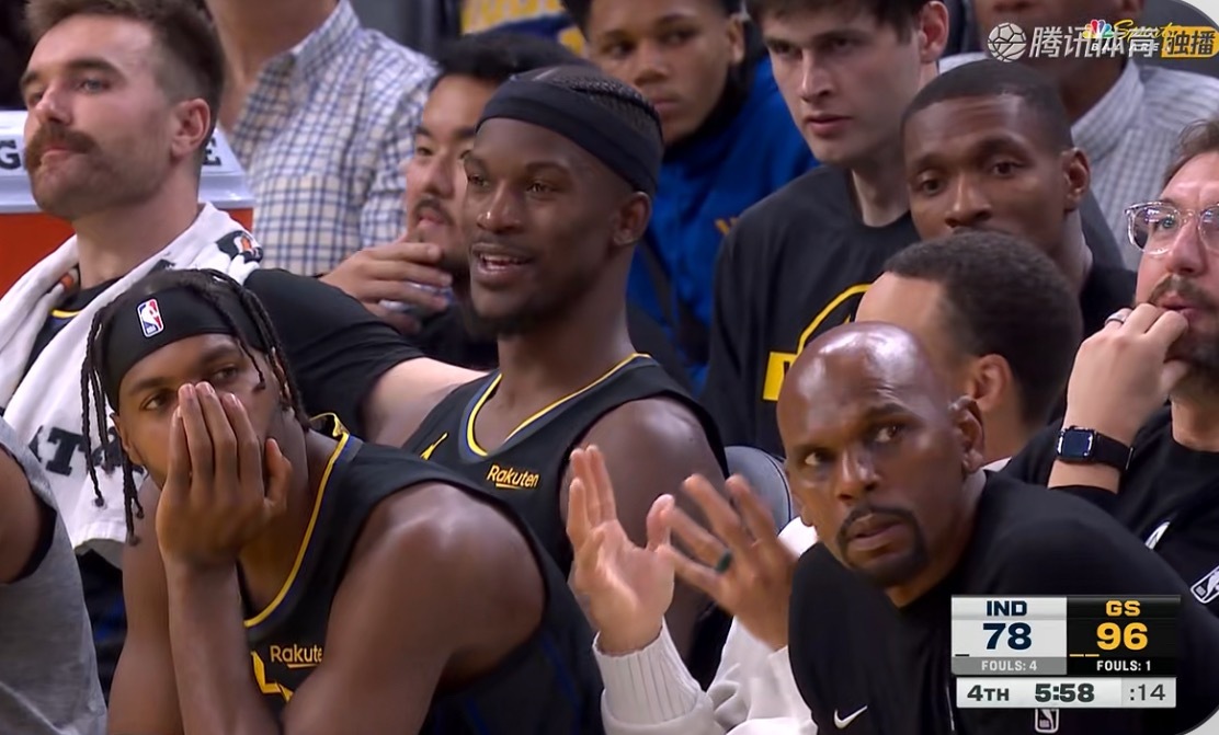 还有几分钟比赛结束，勇士领先20+，巴特勒场下跟库里聊天，不再打了，勇士队今天打