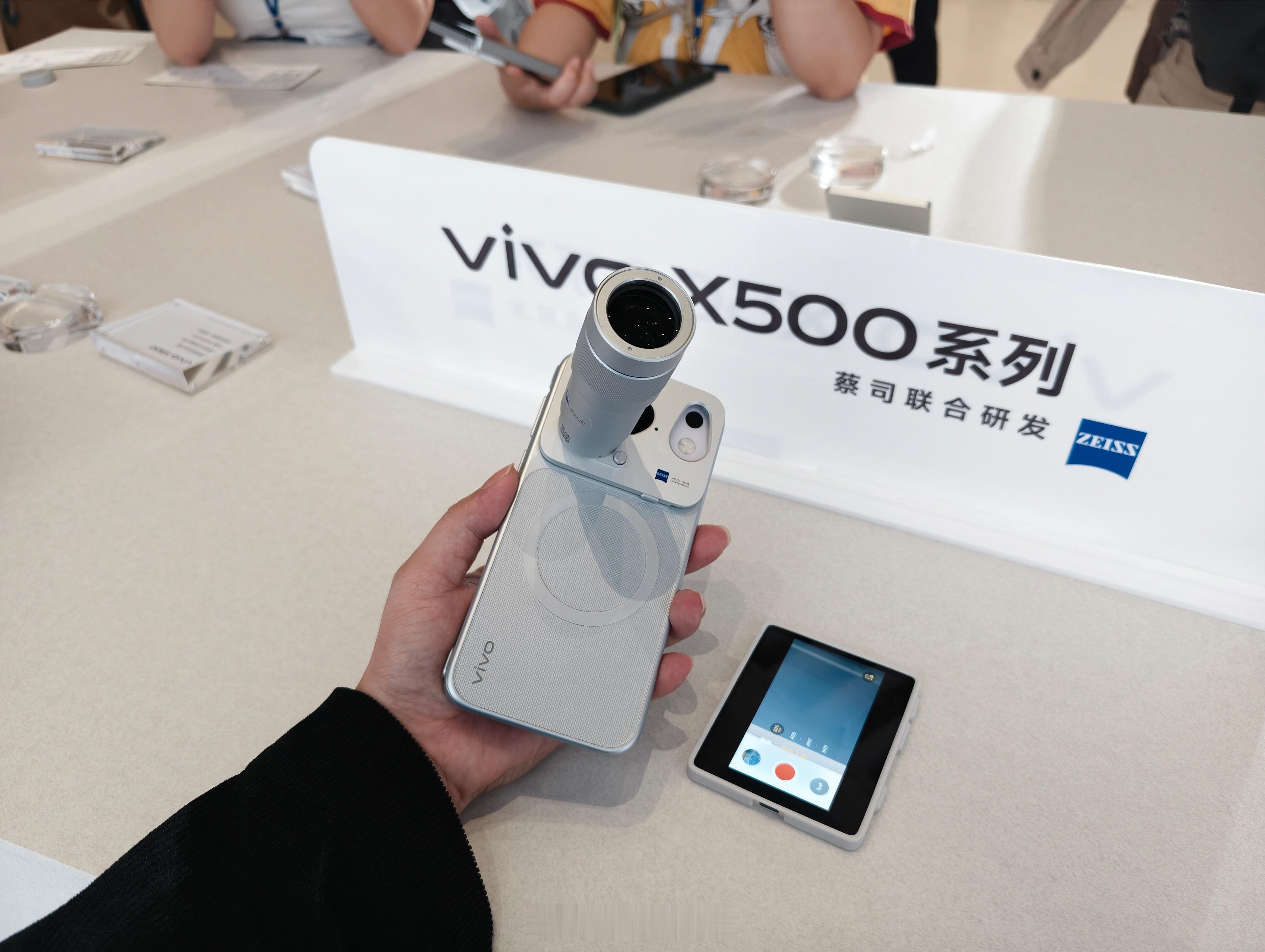 外挂镜头和增距镜谁更有未来vivo等品牌的增距镜更便携，外出拍摄塞口袋里也行，准