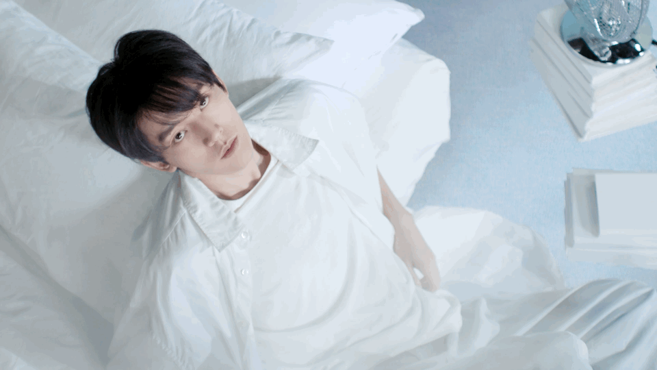 #邓为居家松弛感##邓为清爽少年感# 你的居家男友邓为已上线，清爽干净的白衬衫大