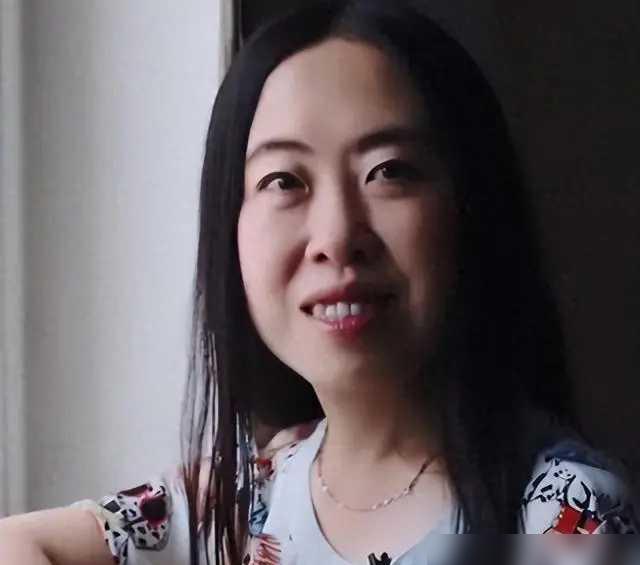 你还记得杨丽娟吗？当年为了见刘德华，她爸跳海自杀，现在十七年过去，她在兰州超市当