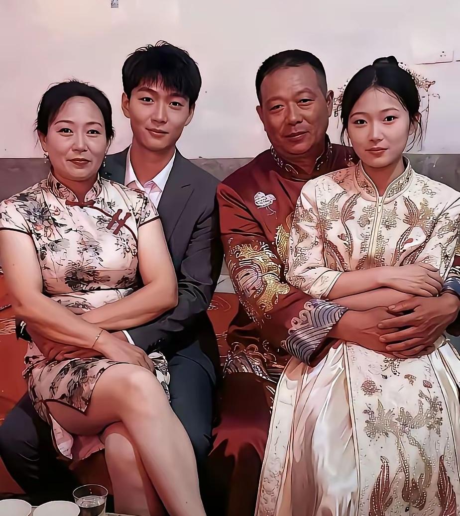 画面里，一个年长男性紧紧抱着年轻女性，动作亲昵得让人不敢直视。网友炸锅了：这是公