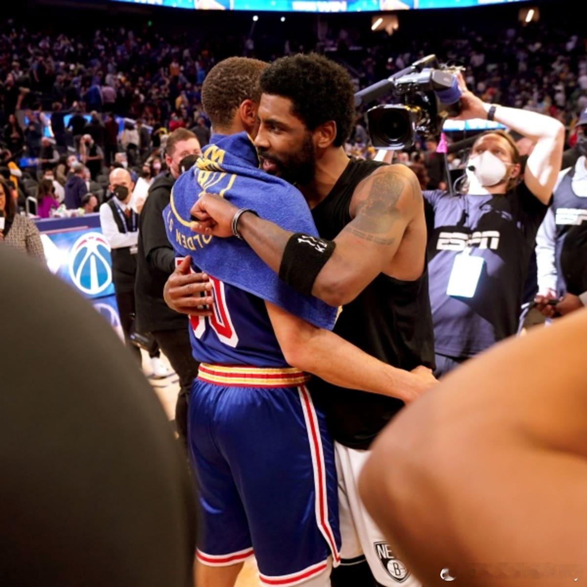 真正的相互尊重。昨日，库里在比赛中上脚装备一双安踏凯里欧文签名战靴。👟这双KI