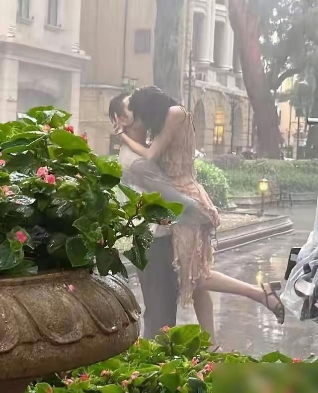 《好东西》上映，钟楚曦主动选择素颜出演小叶这个角色，在满是滤镜、浓妆加持的演艺圈