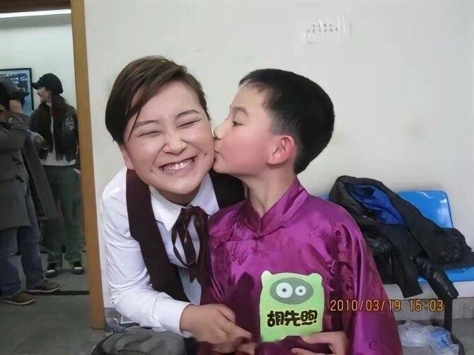 速报：当红顶流小生与百亿票房女导演多年前亲密照曝光[doge]好奇胡先煦和贾玲当