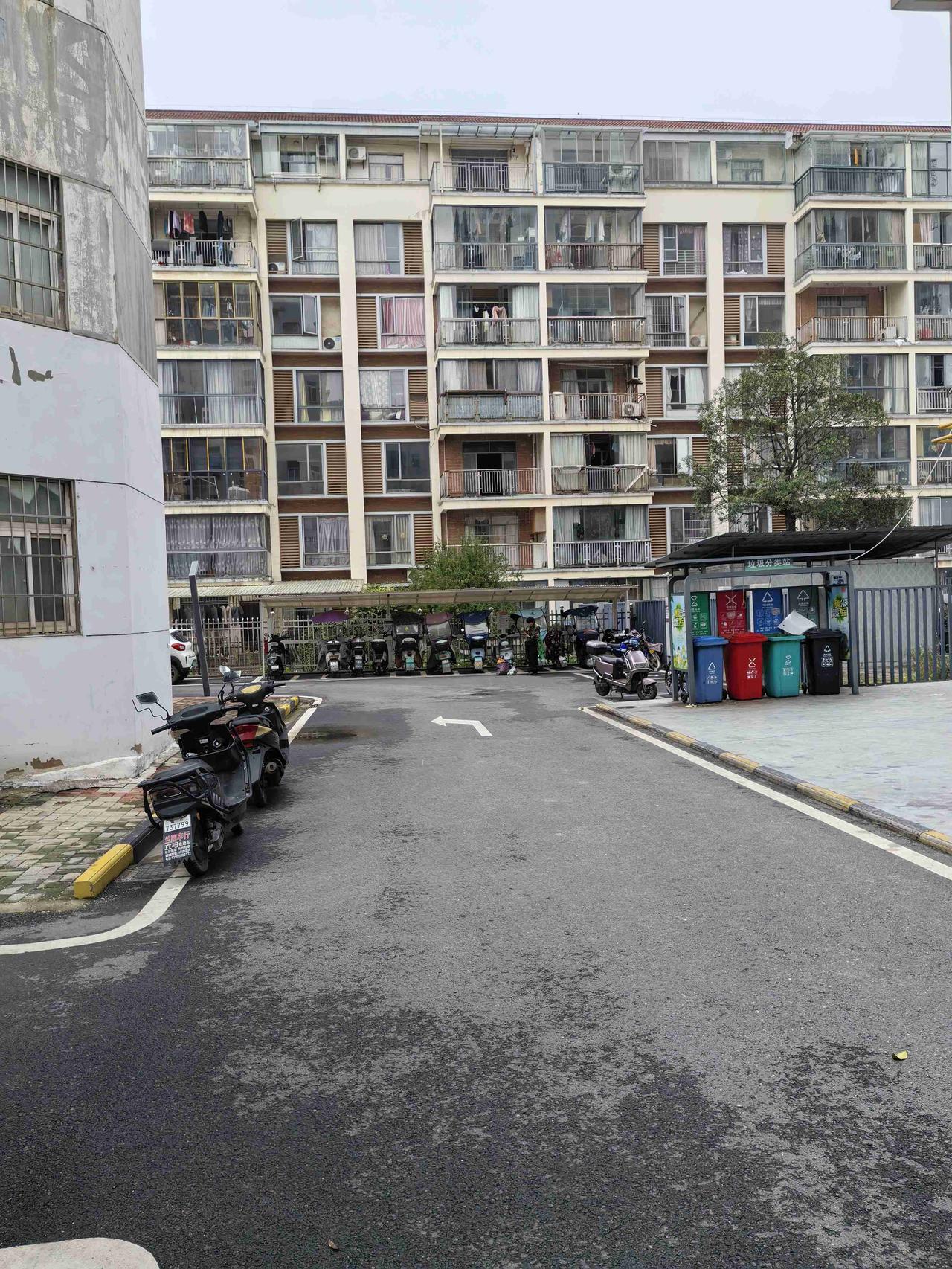 带定位晒今日生活 今日状态轻松愉快，天气是宜人的阴天，23度。
早上起床刷了会儿