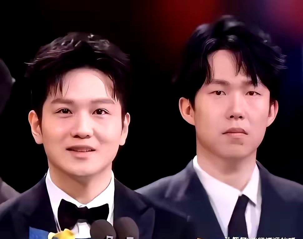 这几天，球馆里一句话传得快：别把功勋当靶子。
樊振东飞去德国打球时，王楚钦在国内