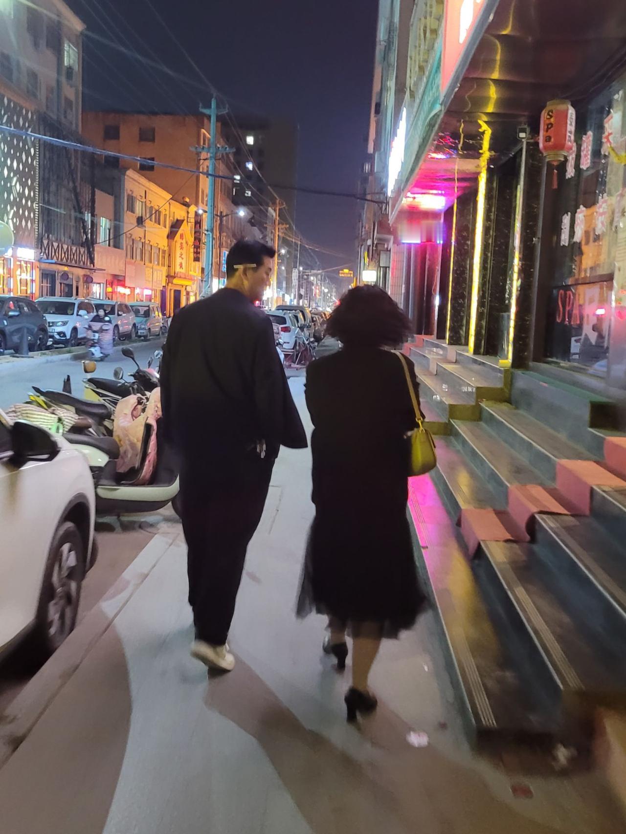 我老公的表哥第二次结婚，婚礼办得特别隆重，新娘子虽然半老徐娘，但身材一级棒。表哥