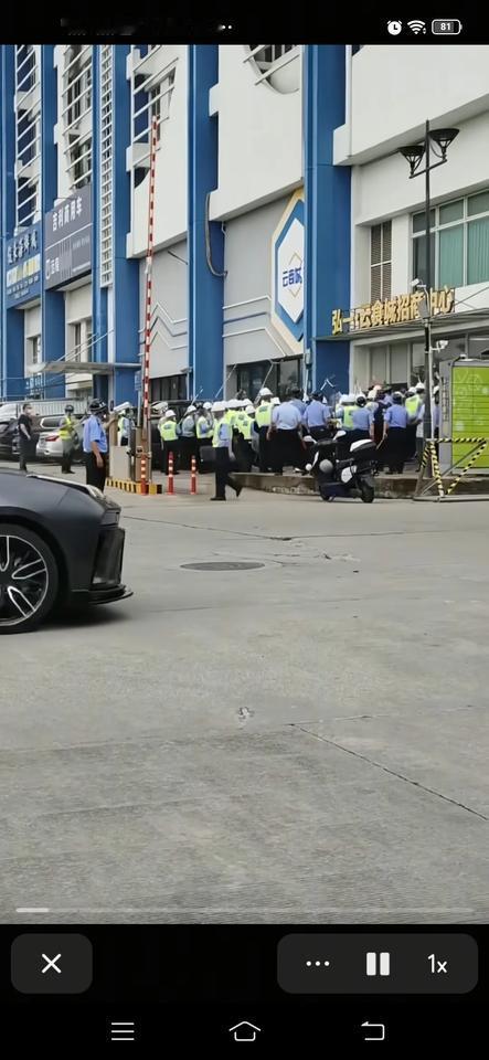 这是喷的什么东西，感觉像二氧化碳灭火器，还好不是汽油不然全军覆没！
也许他们去检