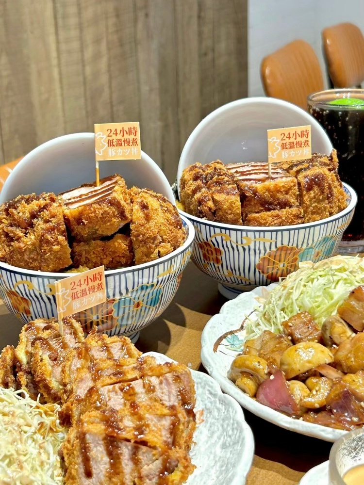 甜甜探店日记📓｜漫画里的厚切猪排饭🥩真的好好好好好厚一块，和漫画里一模一样！