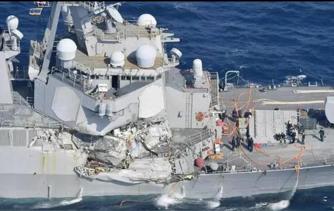 #美军舰相撞船员第一时间拿手机录像#几年前，美国军舰曾经被菲律宾民用船撞报废过。
