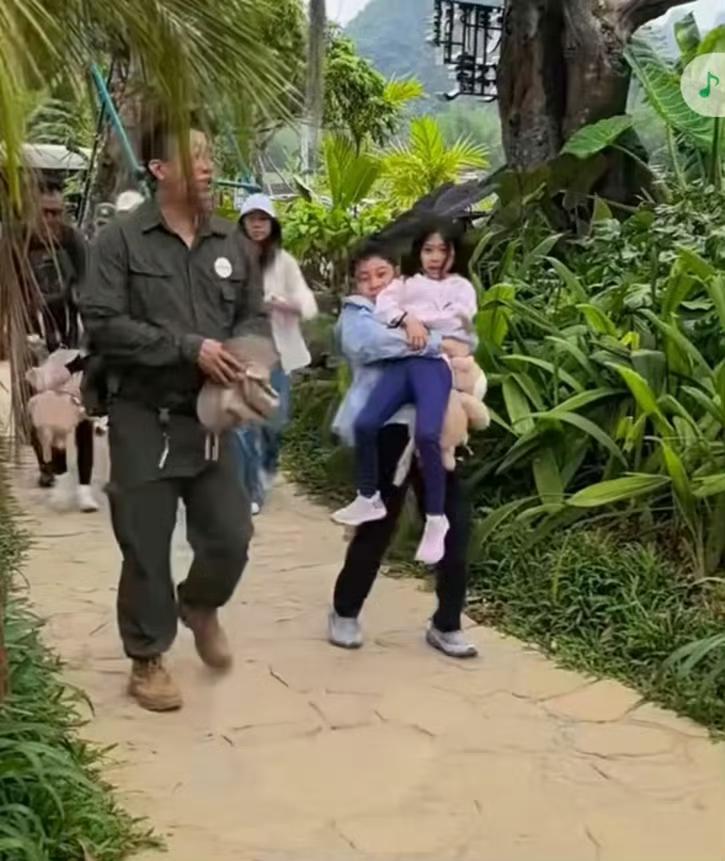 霍启刚带仨娃游广西，11岁霍中曦抱7岁妹妹走路，9岁霍中妍像朱玲玲 
霍启刚回应