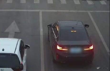 近日，安徽淮北，警方接到报警称，一辆黑色轿车长时间停在路口不走，影响其它车辆正常