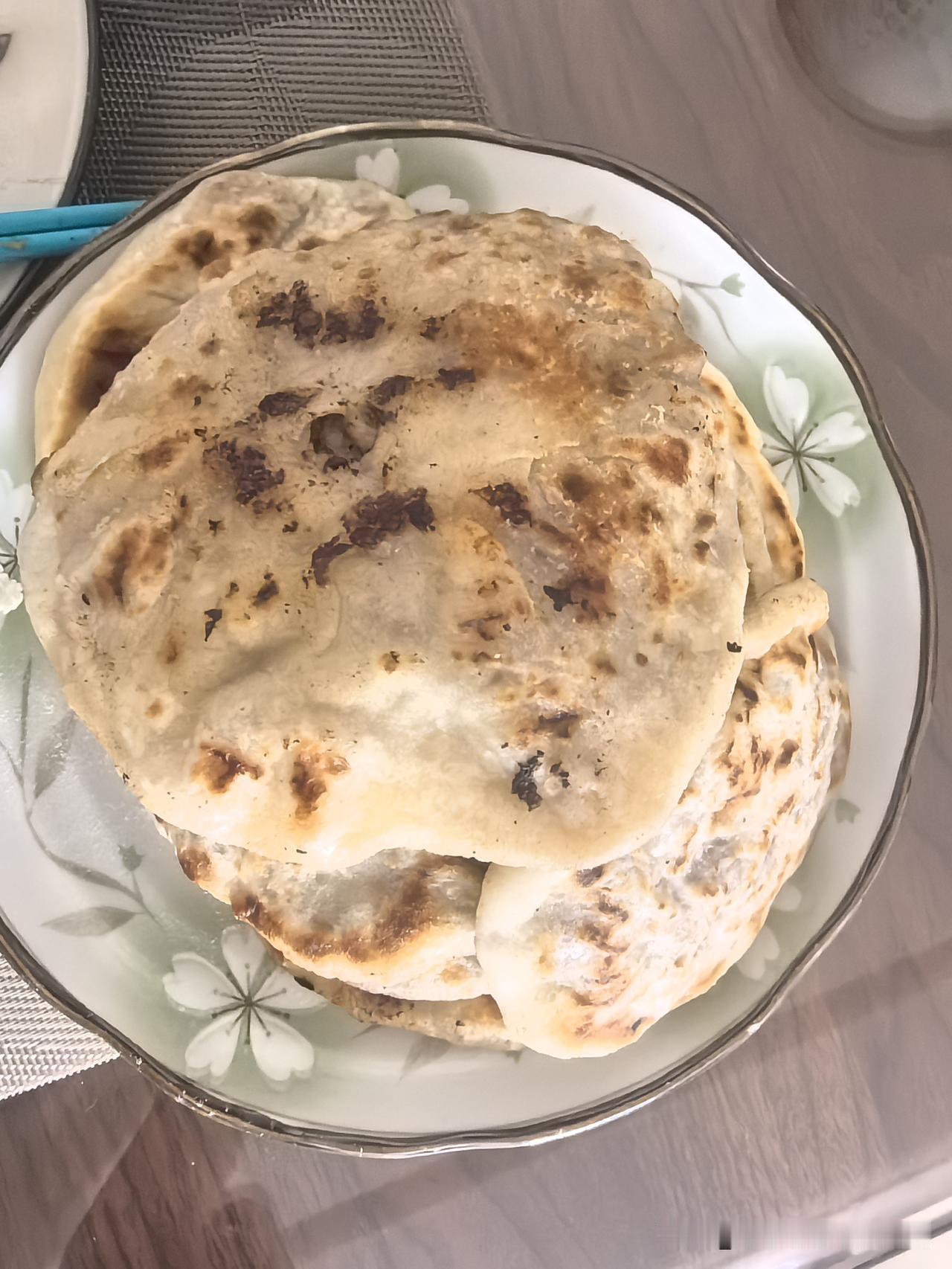 12个牛肉馅饼，4个牛肉饼
一早上的劳动成果
面是昨天晚上活好放冰箱冷藏醒着
牛