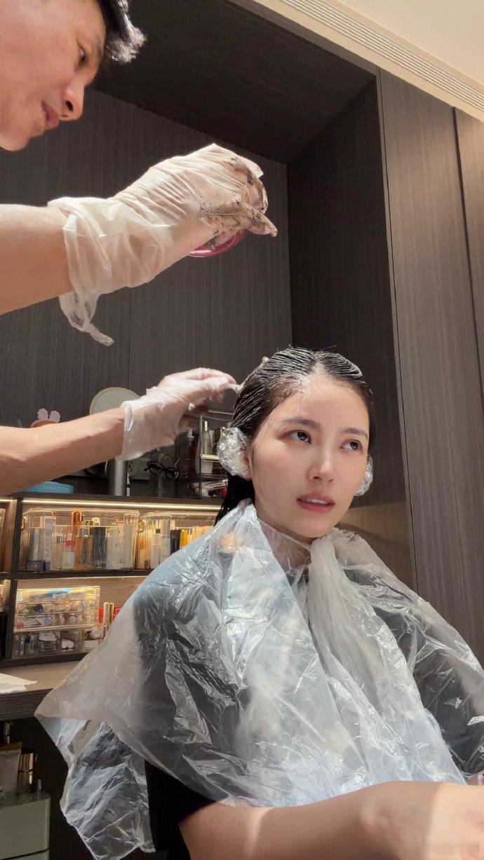 杜淳给王灿染头发 杜淳给王灿染头发，好专业的样子哈哈哈  杜淳给老婆染发 ​​​