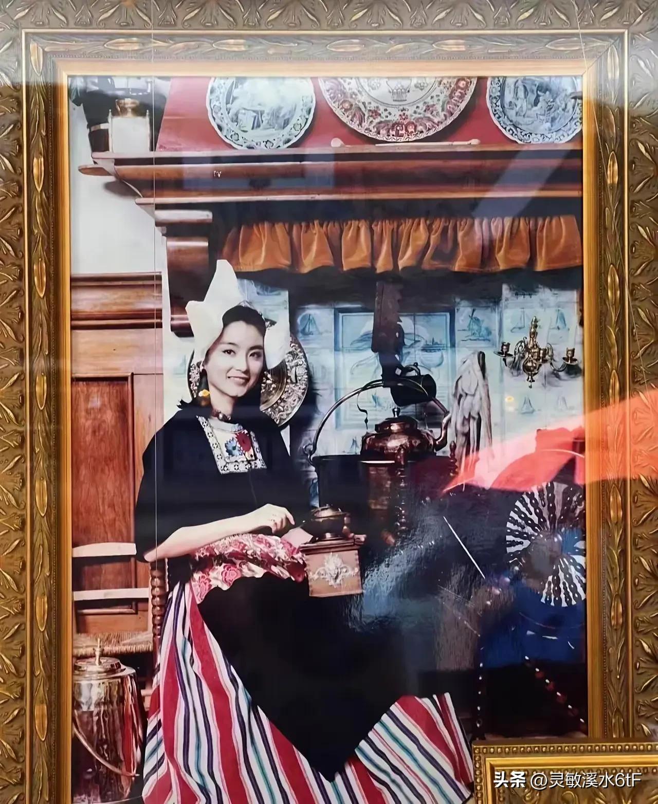 这是林青霞少女时期的珍贵留影。
那时候她才二十出头，刚出道不久，就被称为“东南亚