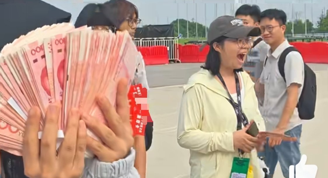 8个大学生靠吃2分钟赚3万长沙音乐节辣条争霸赛太惊喜，八位大学生限时比拼，短短两