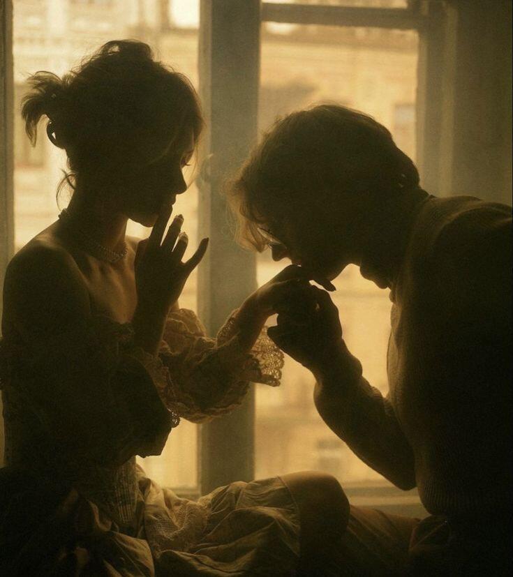 这张教堂内的爱情人像，利用窗光打造出强烈的仪式感，是氛围感与情感结合的佳作。光束