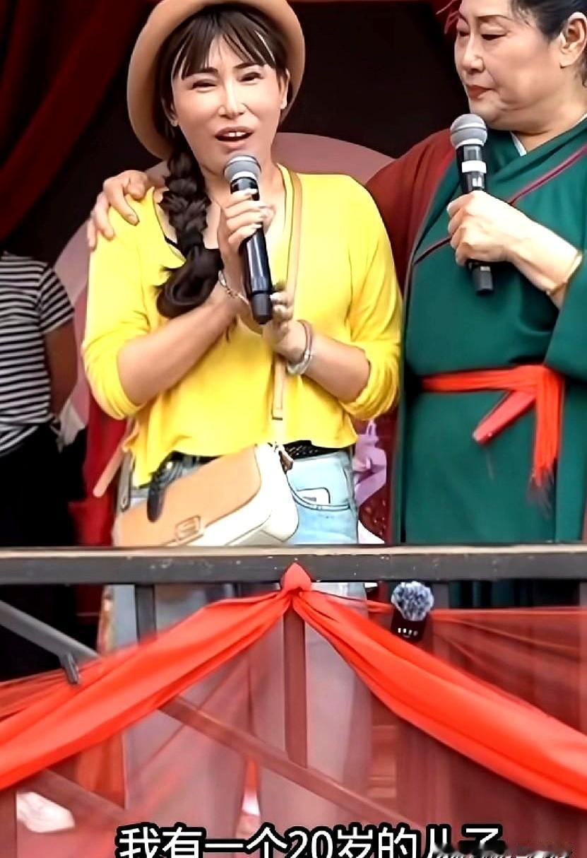 相亲节目里最近出现一位43岁女士掀起了弹幕狂潮，她直言自己要找比自己年轻的离异男