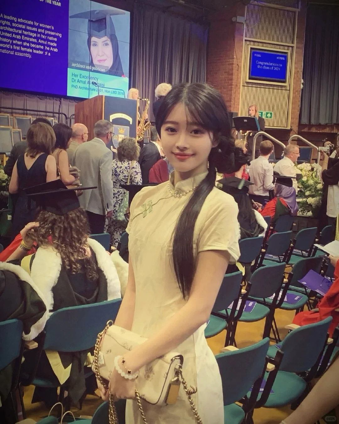 当我穿旗袍在英国参加毕业典礼