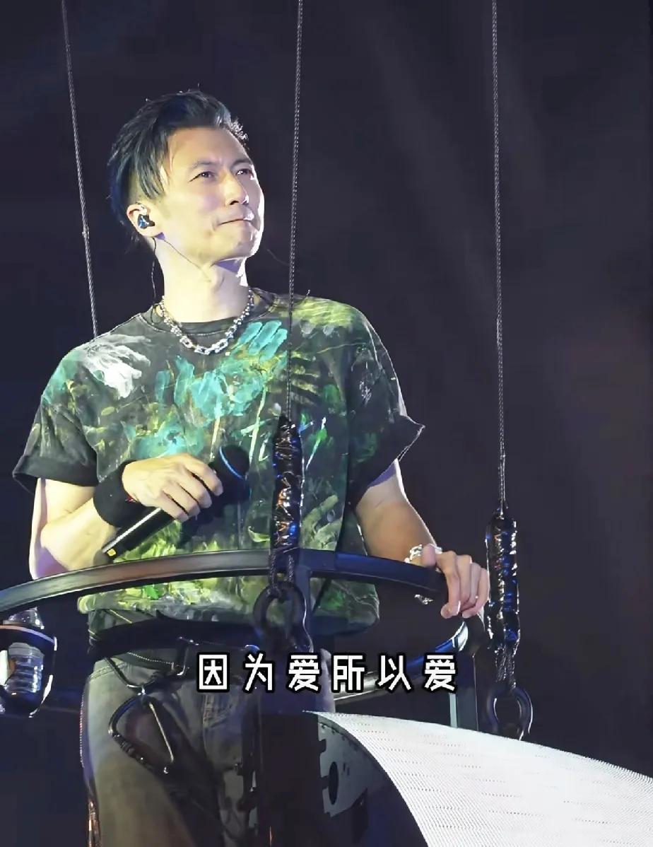 谢霆锋杭州演唱会，
路人粉很嗨，老粉冒冷汗！

1，歌单太难接受，去看的都后悔买