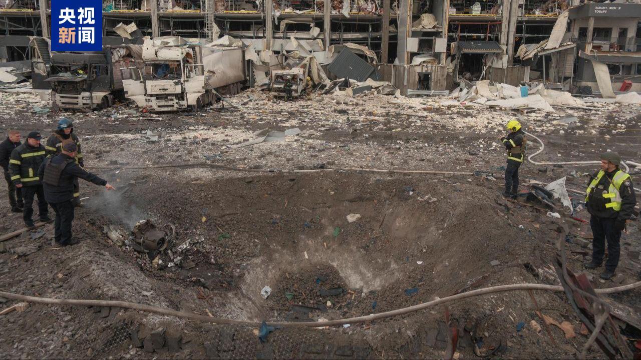 大俄闷头猛打
昨晚，俄罗斯又炸基辅，死了六个人，伤了十三个。泽连斯基说：俄罗斯使