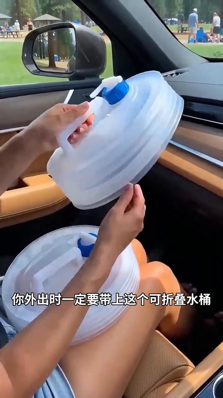 你外出时一定要带上这个可折叠水桶，它可以装下一吨水。它有自己的出水口和提手，需要