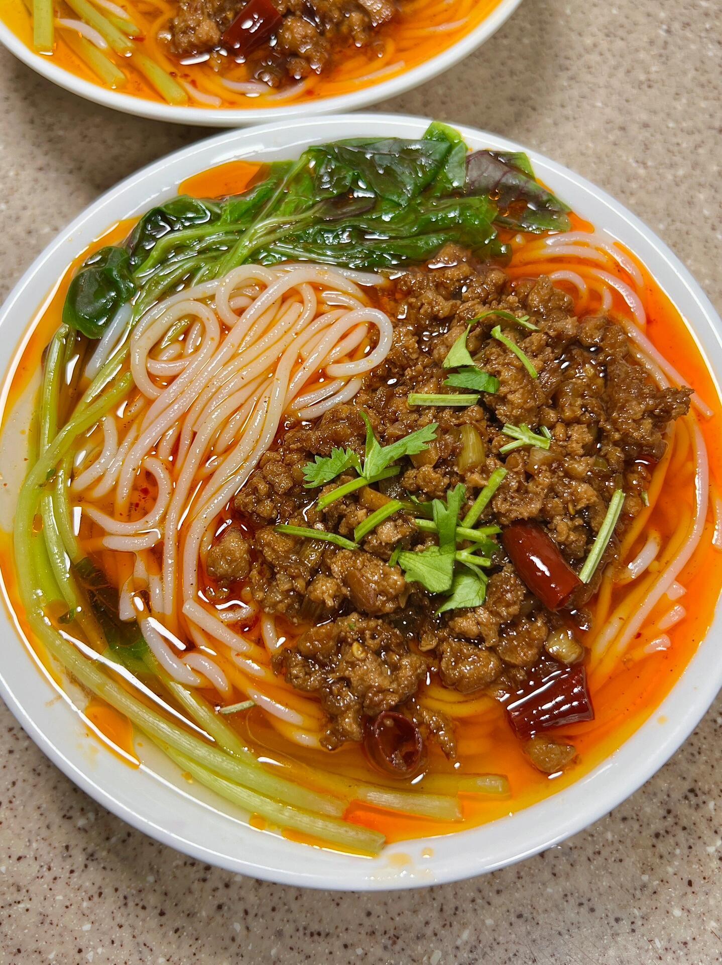 谁没看到这个肉酱米粉的做法那真的太太太可惜了！尝试过好多次肉酱米粉的做法，虽然味