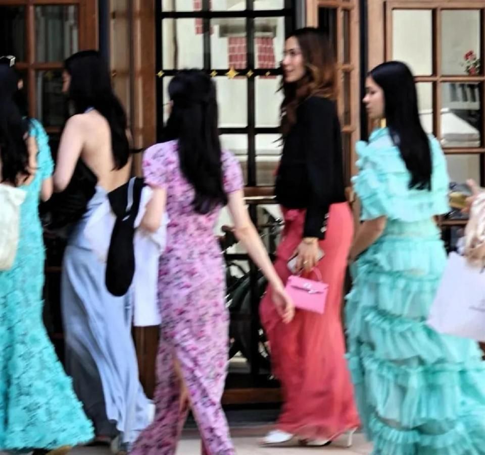 何猷君夫妇答谢宴，谷爱凌红裙碾压全场，何家姐妹穿！一场婚宴，几套着装。 谷爱凌的