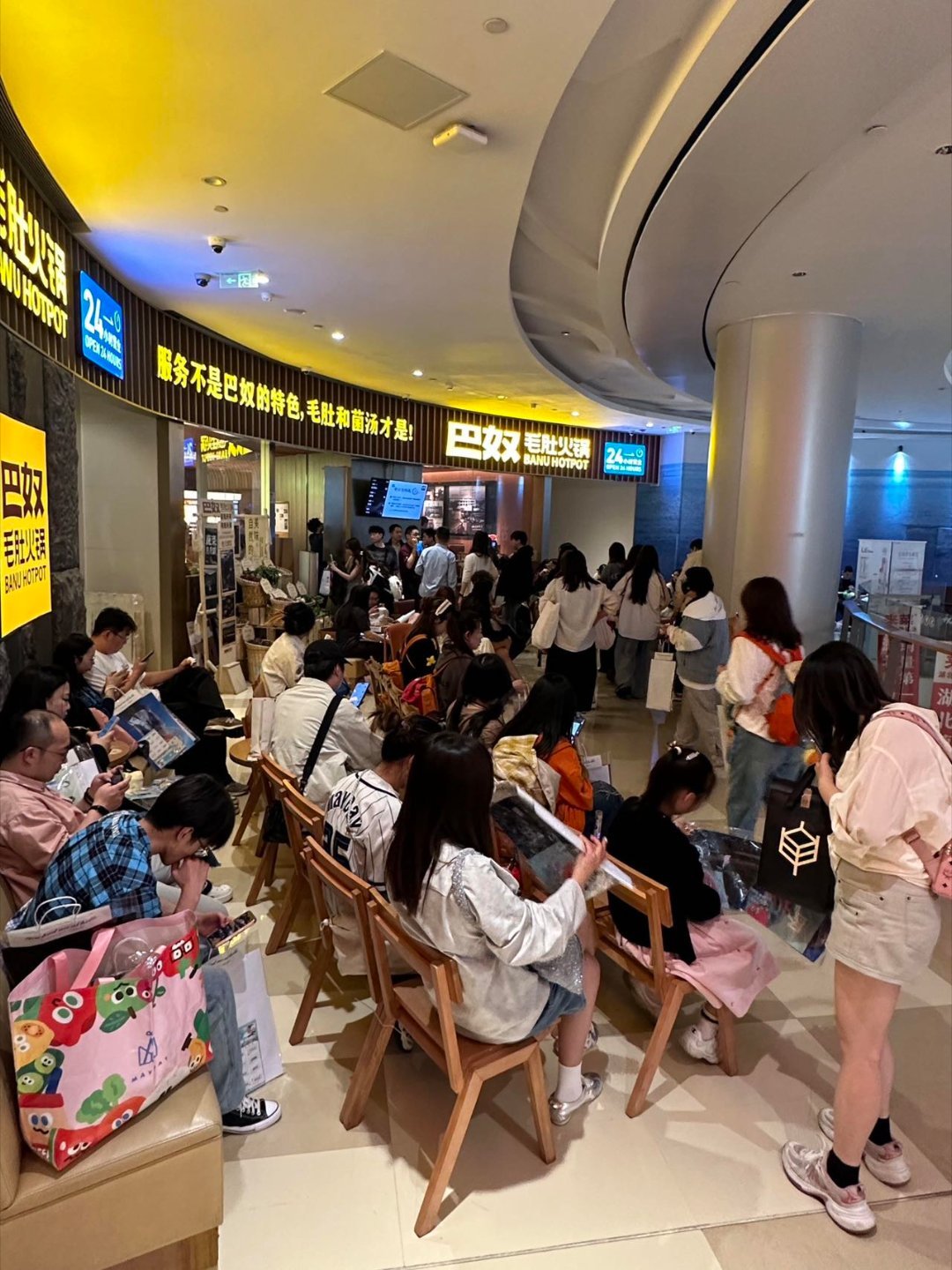 阿信北京场结束后去吃了火锅 巴奴里的热闹快溢出屏幕了！满桌都是刚看完五月天的粉丝