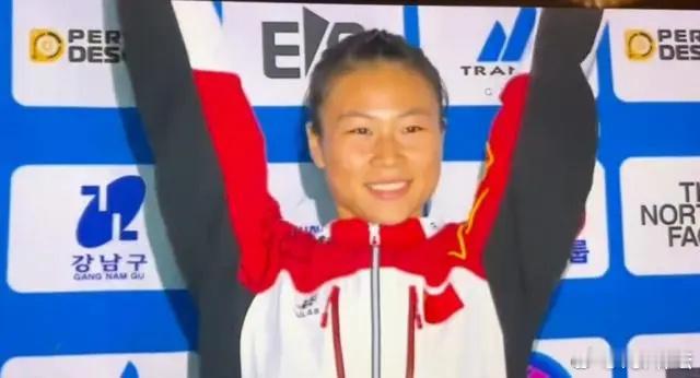 #邓丽娟成为攀岩世界冠军# 女子速度赛中，周娅菲、邓丽娟、张少琴、汪生艳4位选手