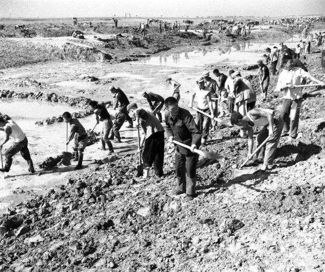 1982年，江苏省盱眙县穆店公社组织三十余名村民开展水渠挖掘工程。村民万以全彼时