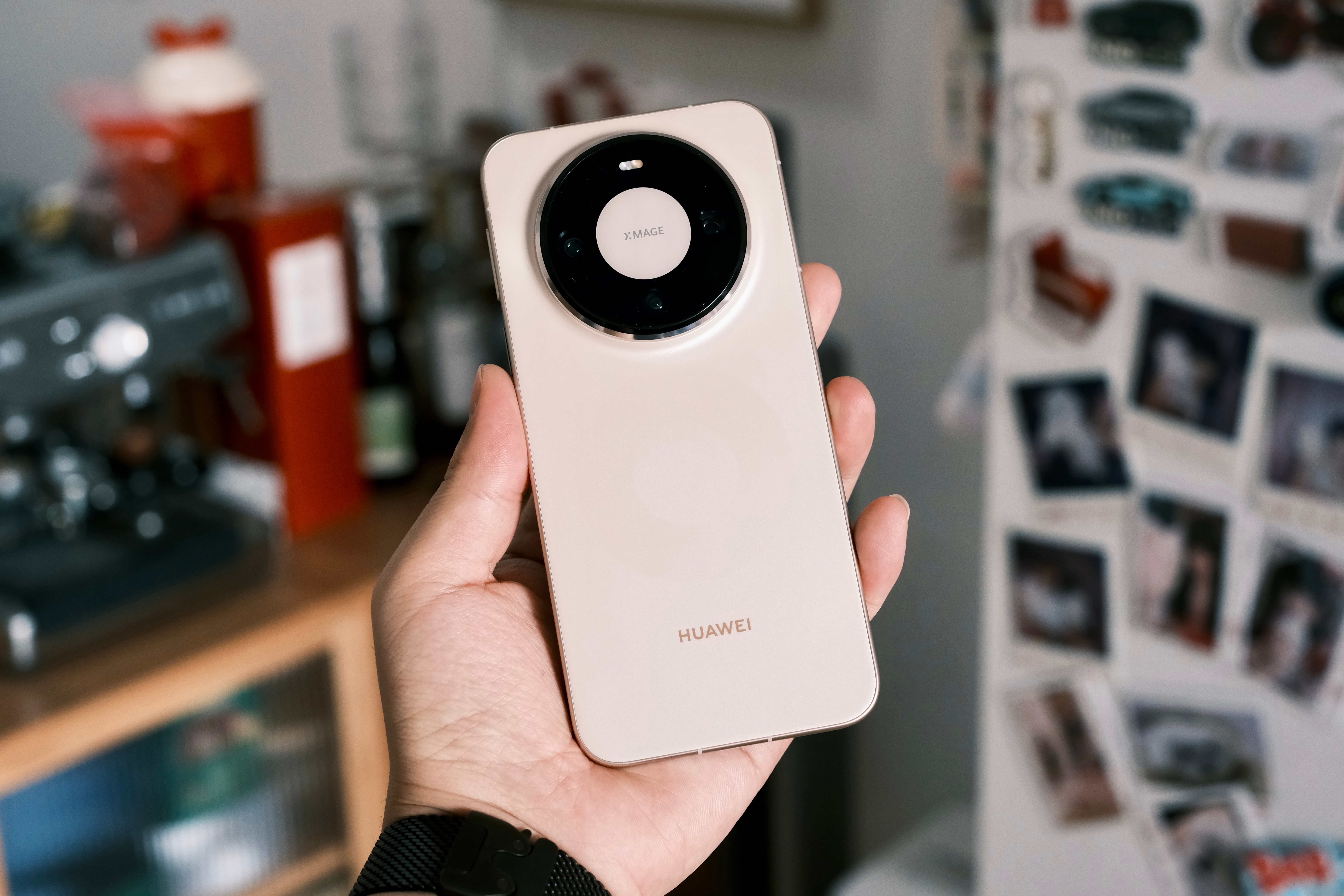 我爸终于有了自己的华为 Mate 80，他的老 Mate 50 退休了Mate 