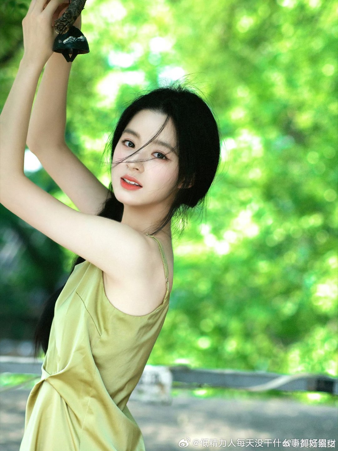 黄杨修图比艾米要修得大现在的话是还不如艾米好看的，五官更不协调 
