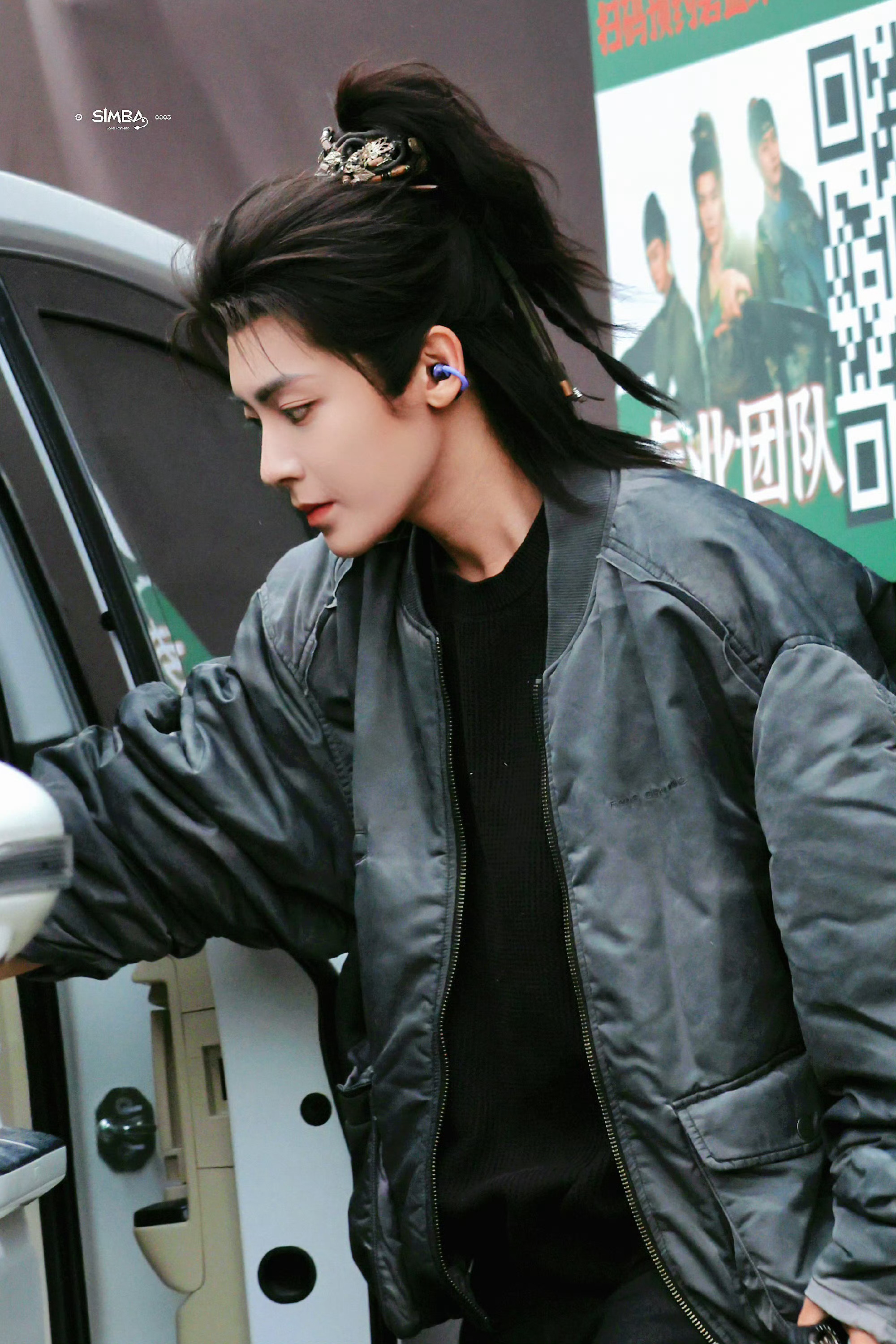 侯明昊戴蓝色耳机出妆咯，黑芝麻团子上班☑️ 