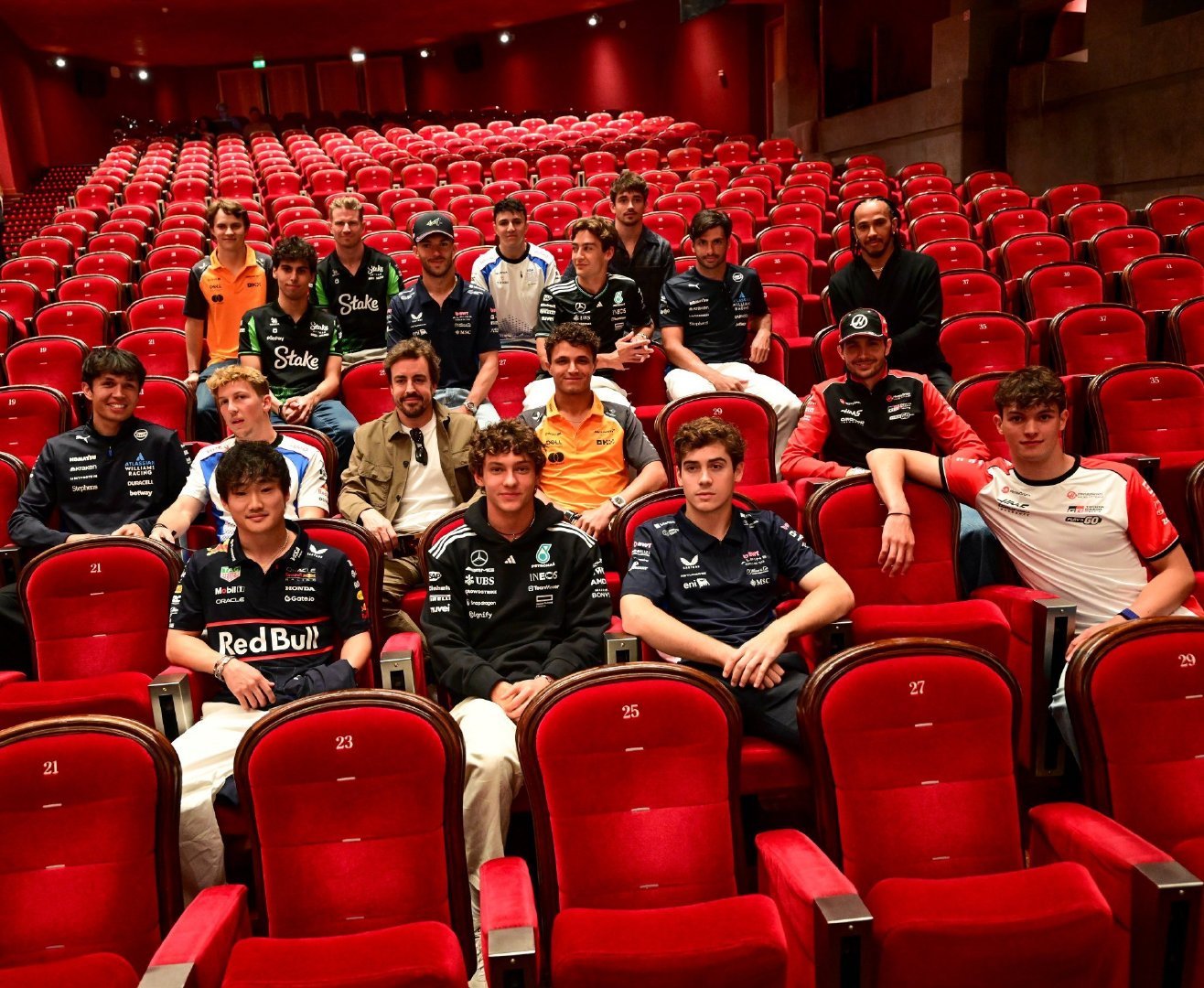 大家一起看F1电影是什么感觉[doge]那就真的要问问F1车手怎么看了，毕竟有这