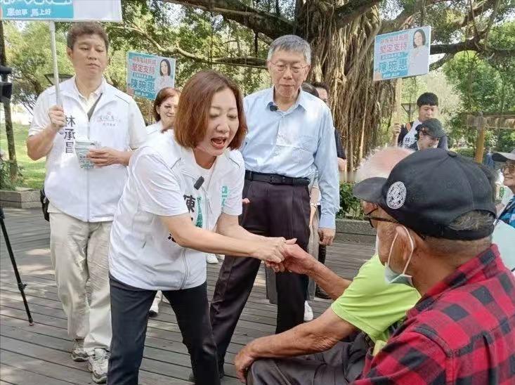 昨日（23日），柯文哲开始陪同其所属政党的县长参选人陈琬惠一同扫街拉票。活动期间