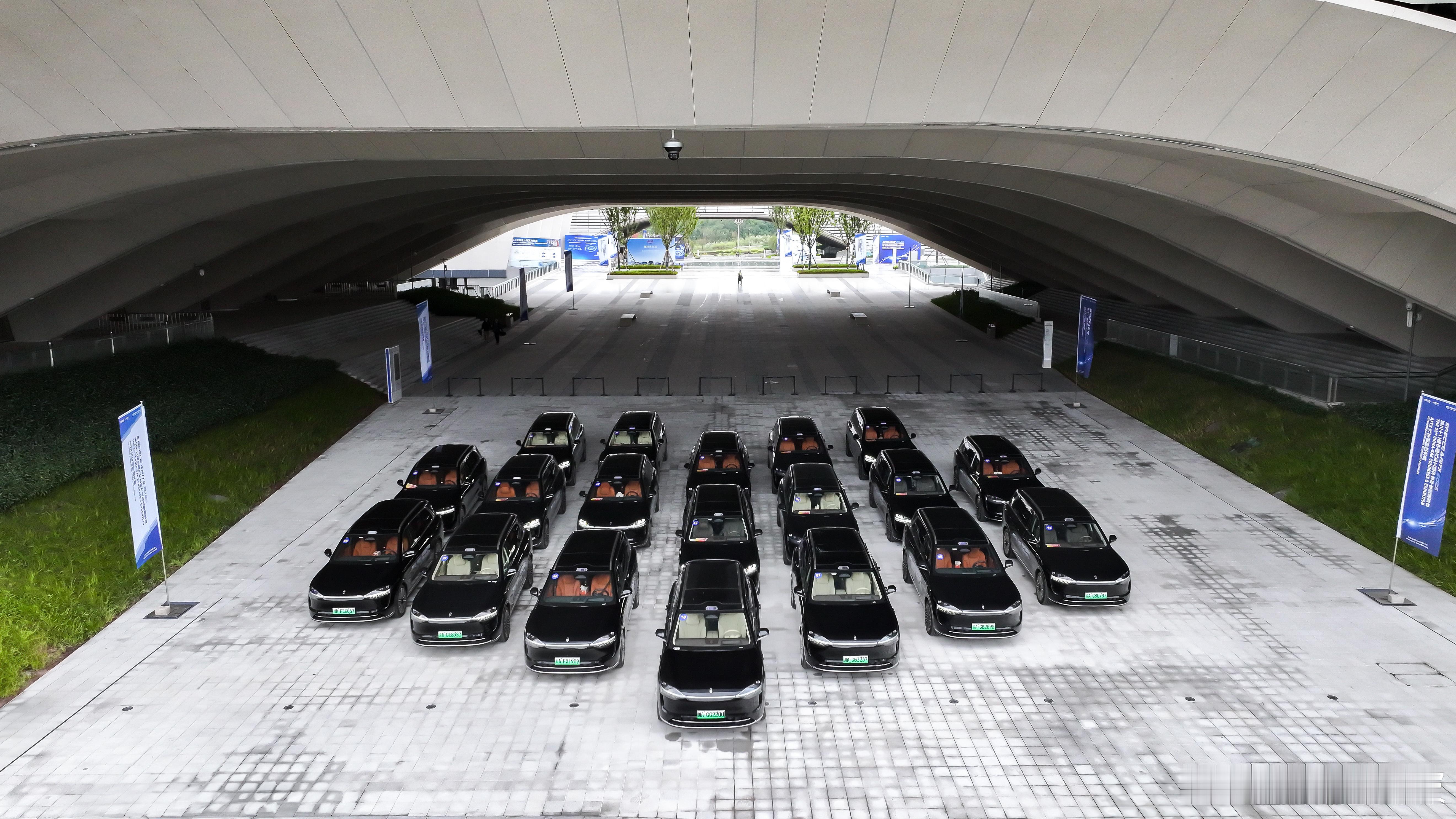 第三十二届中汽学会年会暨展览会 明天即将开幕。未来已来，征程再启，问界M9 作为