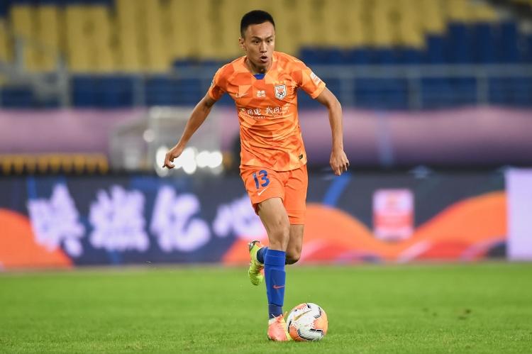 一段跨越十八载的忠橙传奇，正式画上句点。38岁的张弛，这位带着一身钢钉、三度与命