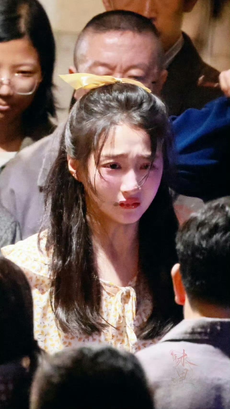 看关晓彤哭我也想哭《岁月有情时》永远能戳中内心最柔软的地方。关晓彤把不舍与无助演