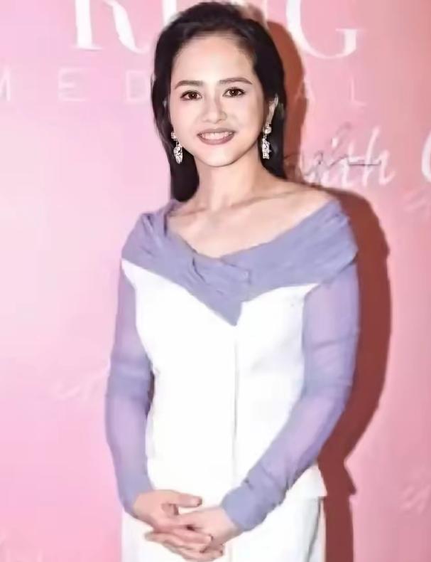 前夫丝毫不留情面公开骂她、800万赔偿变废纸，从玉女掌门到深圳售楼小姐，她用25