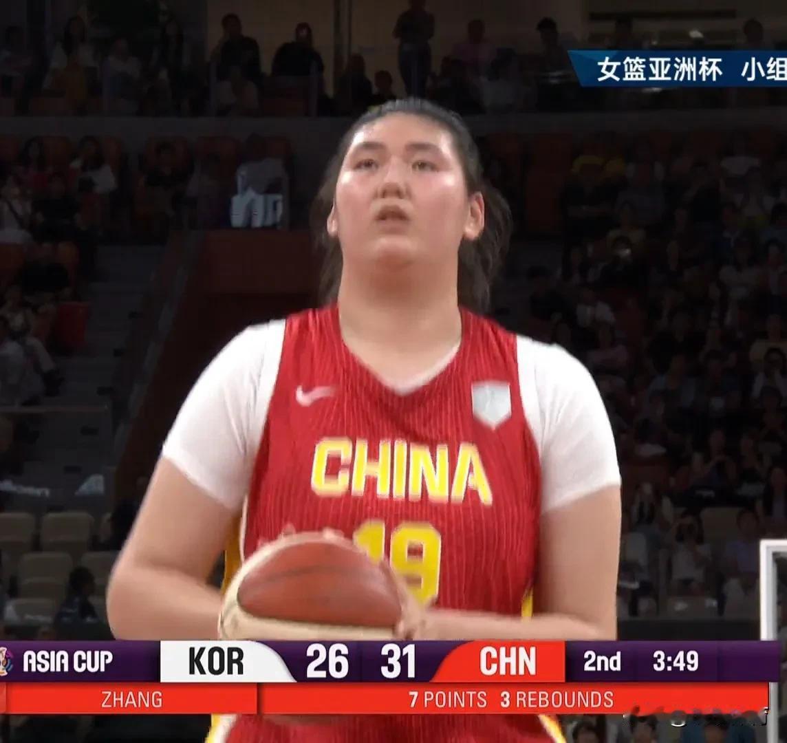 【张子宇百发百中独取18分】
中国女篮战胜韩国队，备受瞩目的中国队小巨人张子宇累